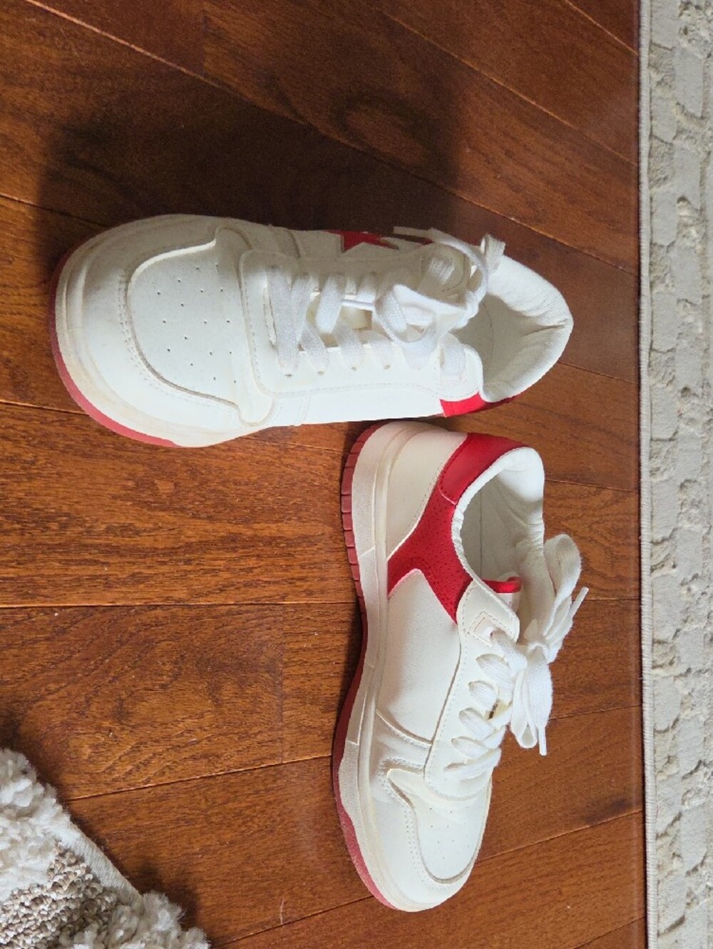 Vintage Havana White Sneakers with Red Star Accents - Picture 10 of 13